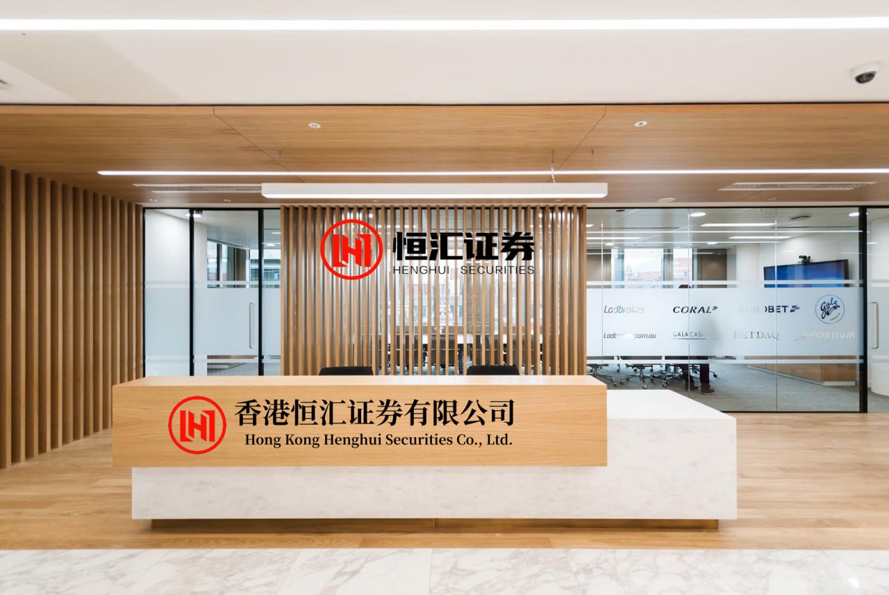 优配交易 陶慧敏近照曝光，身穿军装登台献礼，60岁看起来像30岁，依然很美
